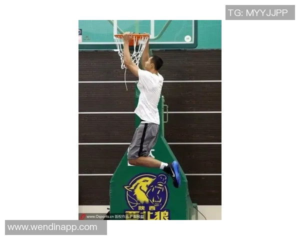 恩比德赛季首扣篮展现强势状态76人若健康将成为东部季后赛黑马