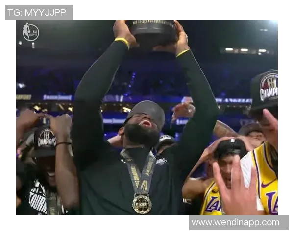 詹姆斯媒体日感慨湖人冠军旗帜展现辉煌历史与荣耀时刻